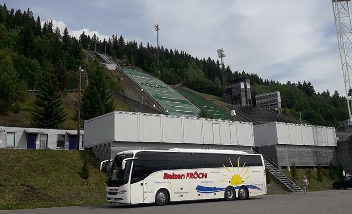 Der Reisebus vor der Sprungschanze von Lahti